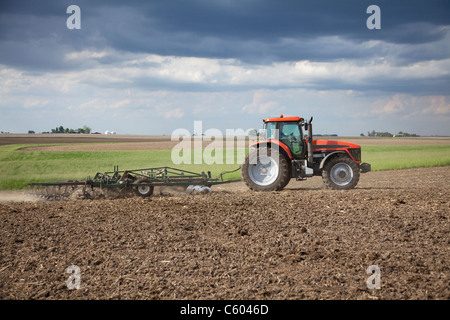USA, Illinois, Metamora, Traktor, Feld pflügen Stockfoto