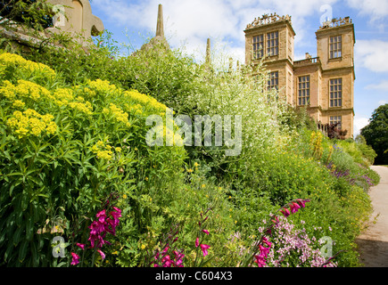 Die lange Grenze im Frühsommer und die Westfassade von Hardwick Hall in Derbyshire Stockfoto