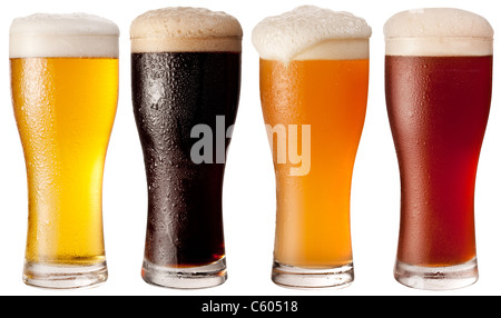 Vier Gläser mit verschiedenen Biersorten auf weißem Hintergrund. Die Datei enthält einen Pfad zu schneiden. Stockfoto