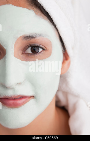 Junge Frau mit Gesichtsmaske Stockfoto