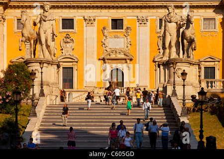 Touristen gehen die Cordonata-Treppe entworfen von Michelangelo zu Piazza Campidoglio, Rom Latium Italien Stockfoto