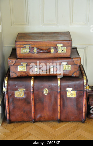 Alte Lederkoffer im Foyer der Glocke Hotel, Sandwich, Kent, England, Vereinigtes Königreich Stockfoto