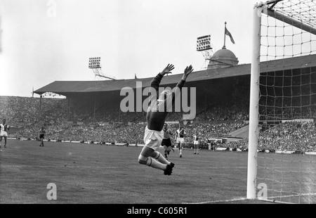 1960 FA-Cup-Finale Blackburn Rovers V Wolverhampton Wanderers im Wembley-Stadion 05.07.60 Harry Leyland blockt den Rovers Stockfoto