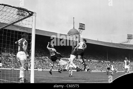 Jimmy Murray und Peter Broadbent Herausforderung Torhüter Harry Leyland in der 1960 FA-Cup-Finale Blackburn Rovers gegen Wolverhampton Wa Stockfoto