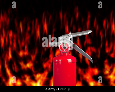 Nahaufnahme von Feuerlöscher gegen Flammen Stockfoto