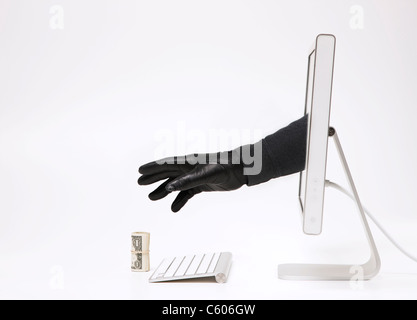 Nahaufnahme von Hand im schwarzen Handschuh aus monitor Stockfoto