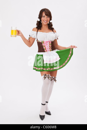 Junge Frau trägt Oktoberfest Kostüm mit Bierkrug, Studio gedreht Stockfoto