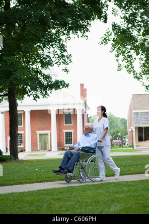 USA, Illinois, Metamora, Krankenschwester schob senior Mann im Rollstuhl in den park Stockfoto