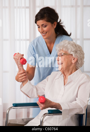 USA, Illinois, Metamora, Krankenschwester, die Unterstützung der älteren Frau mit Hanteln Stockfoto