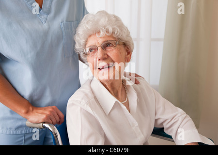 USA, Illinois, Metamora, Krankenschwester, die Unterstützung der älteren Frau im Rollstuhl Stockfoto