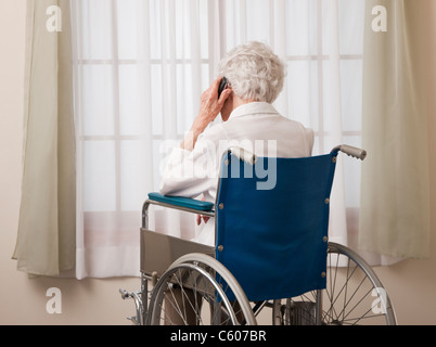 USA, Illinois, Metamora, Rückansicht des senior Frau im Rollstuhl am Telefon sprechen Stockfoto