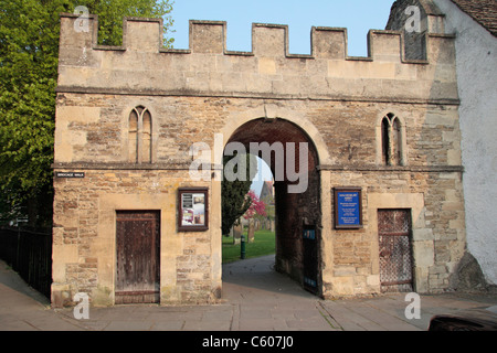 Torhaus führt das Gelände von Malmesbury Abbey, Malmesbury, Wiltshire, England. Stockfoto