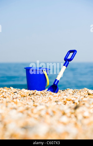 Blaue Kinder Spielzeug Eimer und Schaufel am Strand Stockfoto