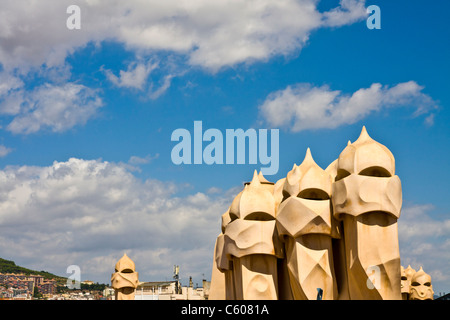 Die kultigen Schornsteine auf Antoni Gaudis Gebäude Casa Mila (La Pedrera) in Barcelona Spanien Stockfoto