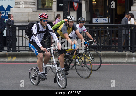 London-Fahrrad-Pendler machen ihren Weg durch den Verkehr Stockfoto