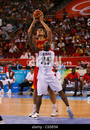 MING YAO & EDUARDO MINGAS ANGOLA V CHINA Olympiastadion Peking CHINA 14. August 2008 Stockfoto