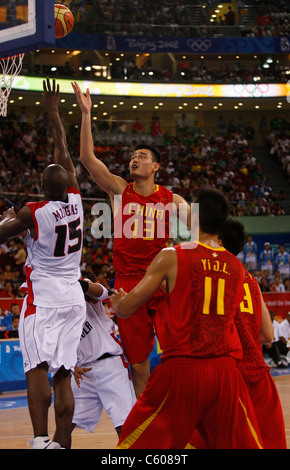 EDUARDO MINGAS & MING YAO ANGOLA V CHINA Olympiastadion Peking CHINA 14. August 2008 Stockfoto