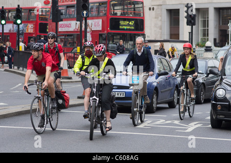 London-Fahrrad-Pendler machen ihren Weg durch den Verkehr Stockfoto