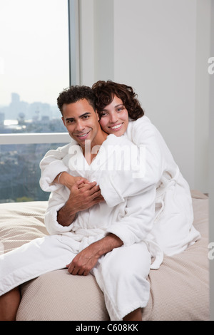 USA, New York City, Porträt des Paares sitzen auf Bett Stockfoto