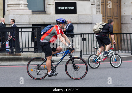 London-Fahrrad-Pendler machen ihren Weg durch den Verkehr Stockfoto