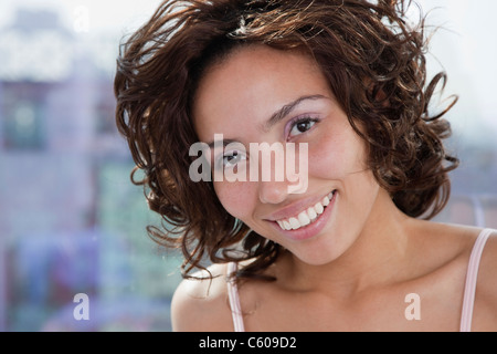 USA, New York State, New York City, Porträt der jungen Frau lächelnd Stockfoto