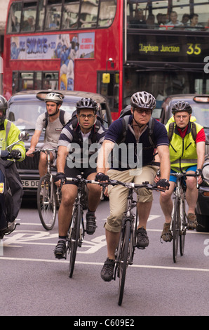 London-Fahrrad-Pendler machen ihren Weg durch den Verkehr Stockfoto