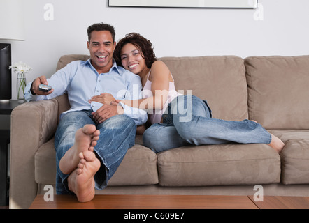 USA, New York State, New York City, junges Paar vor dem Fernseher auf sofa Stockfoto