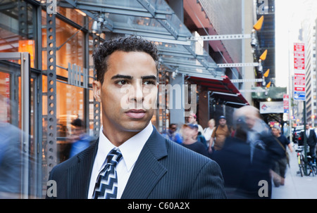 USA, New York, New York City, Porträt von lächelnden Geschäftsmann auf Straße Stockfoto