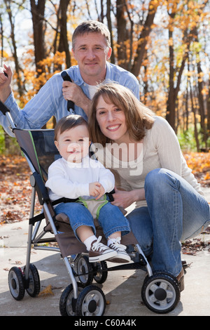 USA, Illinois, Metamora, Porträt von Eltern mit Baby (12-17 Monate) im Kinderwagen Stockfoto