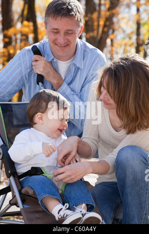 USA, Illinois, Metamora, Eltern mit Baby (12-17 Monate) im Kinderwagen Stockfoto