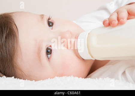 USA, Illinois, Metamora, close-up Baby boy (12-17 Monate) trinken Milch aus der Flasche Stockfoto