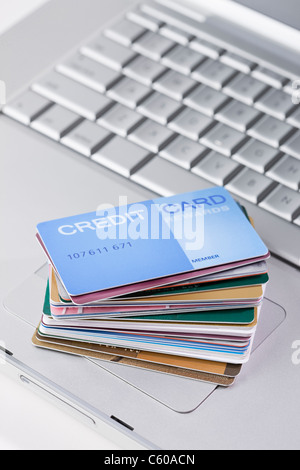 USA, Illinois, Metamora, Stapel von Kreditkarten auf Laptop-computer Stockfoto