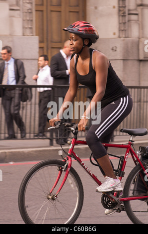 London-Fahrrad-Pendler machen ihren Weg durch den Verkehr Stockfoto