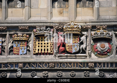 Wappen auf Christus Kirche Gateway, Buttermarket, Canterbury, Stadt von Canterbury, Kent, England, Vereinigtes Königreich Stockfoto