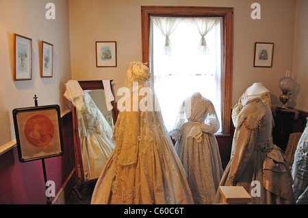 Damen Kleider in The Dickens House Museum, Broadstairs, Isle Of Thanet, Thanet Bezirk, Kent, England, Vereinigtes Königreich Stockfoto