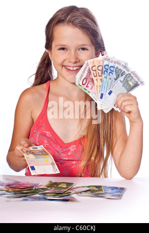 acht Jahre altes Mädchen zählt ihr Geld Stockfoto