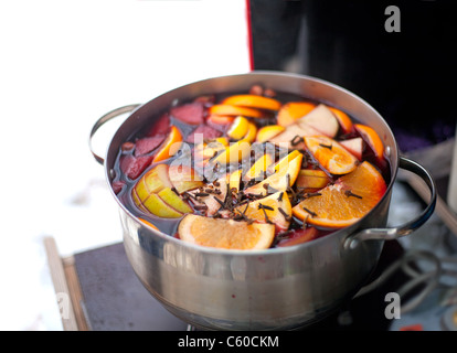 Auflauf mit heißen Wein, Früchten und Gewürzen Shooting mit kleinen DOF Stockfoto