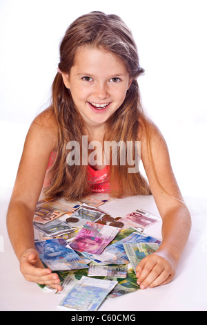 acht Jahre altes Mädchen zählt ihr Geld Stockfoto