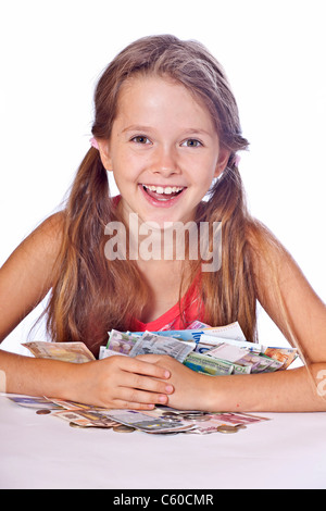 acht Jahre altes Mädchen zählt ihr Geld Stockfoto