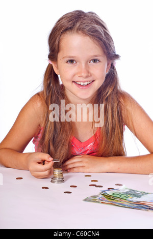 acht Jahre altes Mädchen zählt ihr Geld Stockfoto