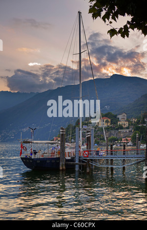 Segelyacht an der Anlegestelle in Ascona am Lago Maggiore in der Schweiz Stockfoto