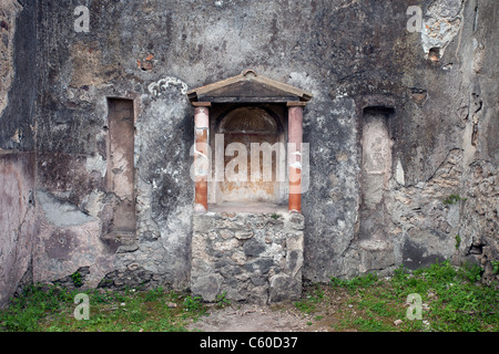 Pompeji-Italien-Ruinen der antiken Stadt nach den Zerstörungen durch den Ausbruch des Vulkans Vesuv.  Antike Altar Wände gestrichen. Stockfoto