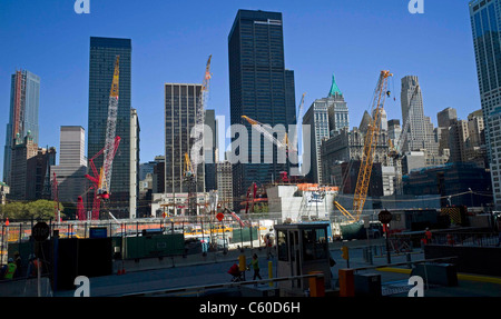 Fußgänger gehen vorbei laufenden Bauarbeiten am Ground Zero World Trade Center Site Mittwoch, 15. September 2010, in New York. Stockfoto