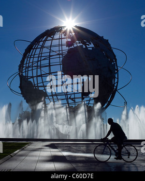 Ein Mann-Zyklen in der Nähe der Unisphere in Flushing Meadows Corona Park im Stadtteil Queens Dienstag, 14. September 2010, in New York. Stockfoto
