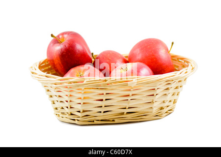 Rote Äpfel in einem Korb isoliert auf weißem Hintergrund. Stockfoto