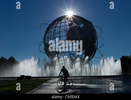 Ein Radfahrer fährt in der Nähe der Unisphere Dienstag, 14. September 2010, in Flushing Meadows, New York. Stockfoto