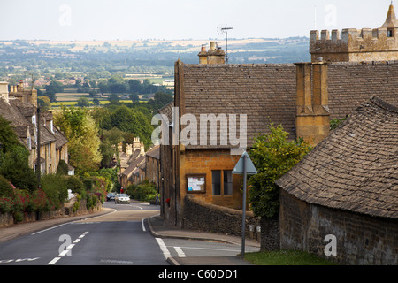 Bourton on the Hill mit Blick auf die umliegende Landschaft in den Cotswolds, Gloucestershire, Großbritannien im Juli Stockfoto