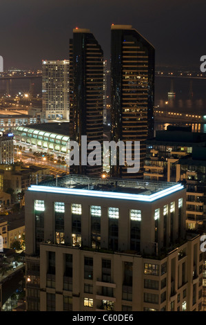 Nachtansicht des Convention Center und Twin Tower Apartment Gebäude in der Innenstadt von San Diego, Kalifornien. © Craig M. Eisenberg Stockfoto