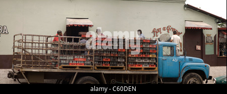 Arbeitnehmer Kisten leere Glas soda Flaschen entladen von einem Lkw in Havanna, Kuba. © Craig M. Eisenberg Stockfoto