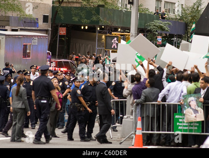 Libysche Diktator Moammar Gadhafi grüßt & trifft sich mit Wyclef Jean (in der Nähe von Frau mit Baskenmütze) in New York City. © Craig M. Eisenberg Stockfoto